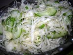 Зеленый салат из свежей капусты и огурцов