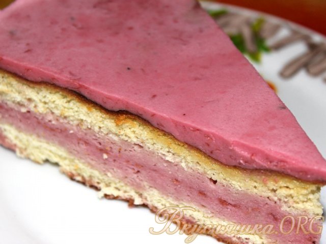 Бисквитный торт с вишнево-сметанным желе