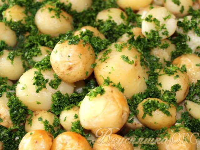 Молодая картошка в духовке с зеленью