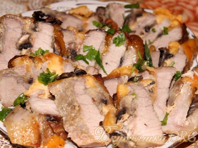 Мясо фаршированное грибами и сыром