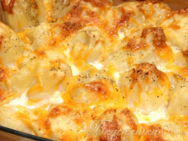 Картофель в духовке под яично-сырным соусом