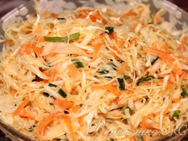 Салат из капусты, моркови и лука