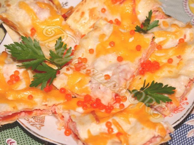 Запеченный в духовке лаваш с колбасой, сыром и помидорами