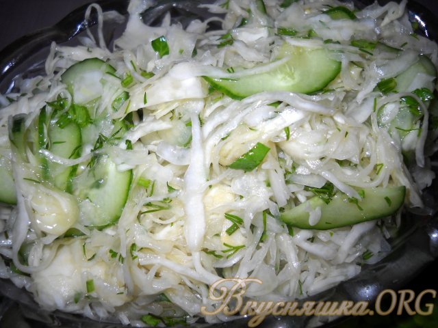 Зеленый салат из свежей капусты и огурцов